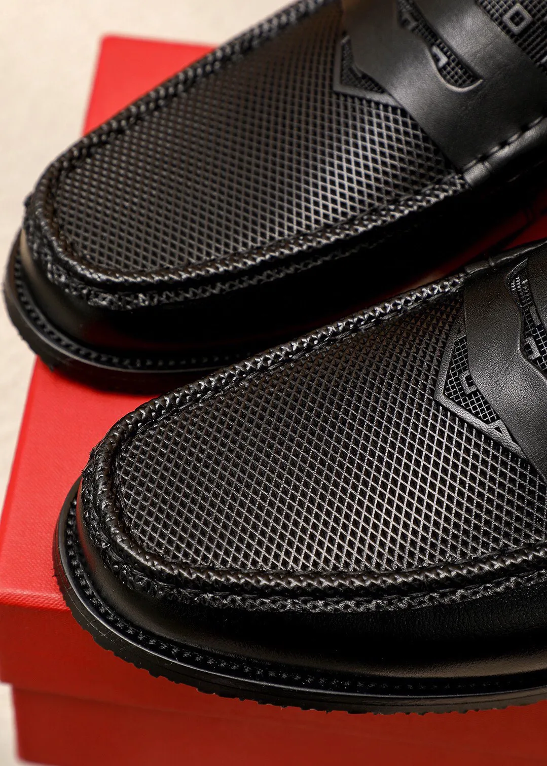 Men's shoes 💰462 💐 Product trademark: Ferragamo "Ferragamo" casual leather shoes Regular size: 38-44 (45.46🉑️customized) Product materials: Selected imported first-layer calfskin embossed upper, imported water-dyed cowhide leather lining. Strong three-dimensional visual effect, combined outsole Color: 1⃣️color optional
